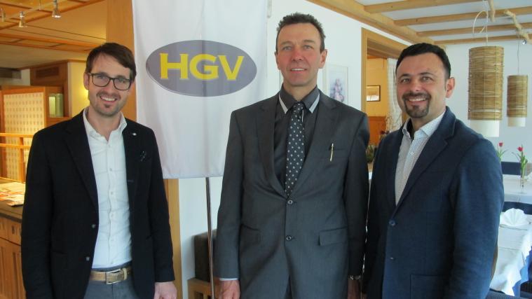 Von links: Bürgermeister Alexander Überbacher, Ortsobmann Norbert Delazer und Michael Pichler, HGV-Unternehmensberatung.